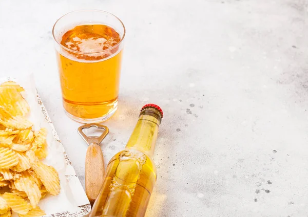 Glas Fles Van Ambachtelijke Pils Met Aardappelchips Snack Vintage Houten — Stockfoto