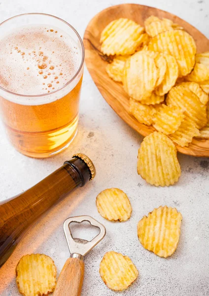Glas Fles Van Ambachtelijke Pils Met Aardappel Chips Snack Opener — Stockfoto