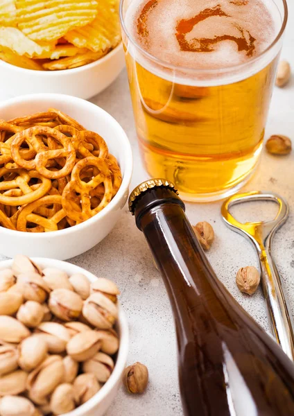 Copo Garrafa Cerveja Artesanal Com Lanche Fundo Cozinha Pedra Pretzel — Fotografia de Stock