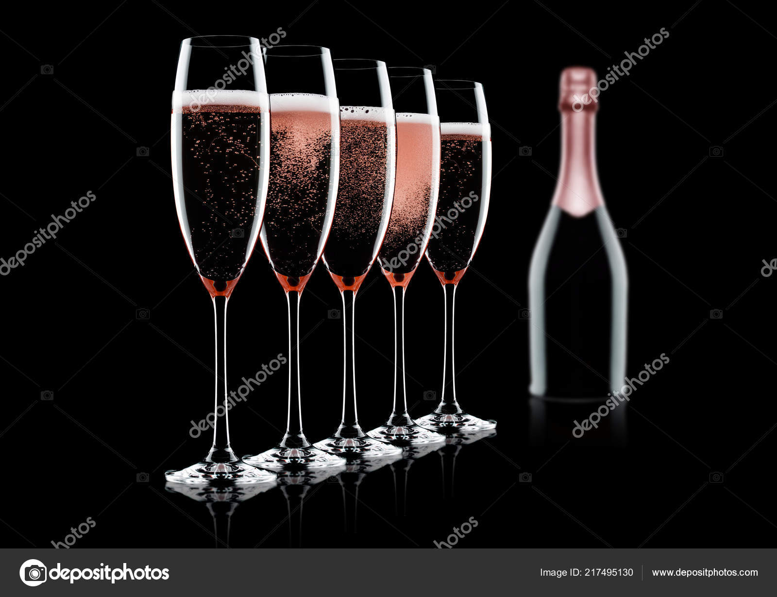 Rose Rosa Champagner Glaser Und Eine Flasche Auf Schwarzem Hintergrund Stockfoto C Denismart