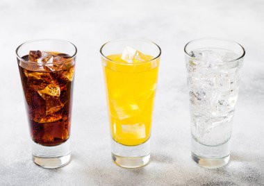 Bardak soda içecek buz küpleri ve taş mutfak arka plan üzerinde kabarcıklar ile.