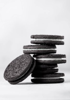 İki çikolatalı gofret krema ile taş tahtaya doldurma ile oluşan sandviç kurabiye.