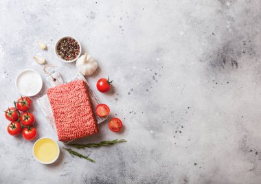 Baharat ve otlar ile ev yapımı çiğ Kıyma et. Üstten görünüm. Yönetim Kurulu ve mermer mutfak masa artalanını doğrama üstüne. Biber tuz ve sarımsak ile.