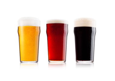 Köpük ve çiğ yansıması ile beyaz arka plan üzerinde lager kalın ve kırmızı bira soğuk gözlük