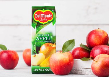 Londra, İngiltere - 13 Eylül 2018: Del Monte suyu taze elma kutusunda tahta arka plan ile.