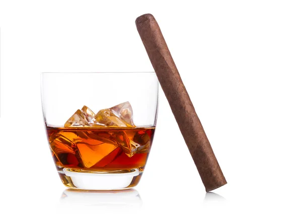 Glas Whisky Mit Eiswürfeln Und Zigarre Auf Weißem Hintergrund Cognac — Stockfoto