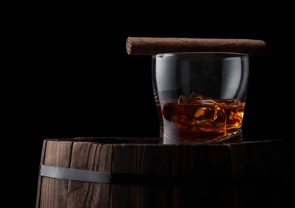 Glas Whisky Mit Eiswürfeln Und Zigarre Auf Dem Holzfass Cognac — Stockfoto