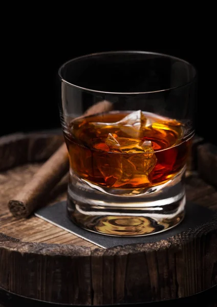 Glas Whisky Mit Eiswürfeln Und Zigarre Auf Dem Holzfass Cognac — Stockfoto