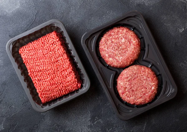 Tacę Plastikową Surowego Mielonego Mięsa Domowe Hamburgery Wołowiny Ziół Przypraw — Zdjęcie stockowe