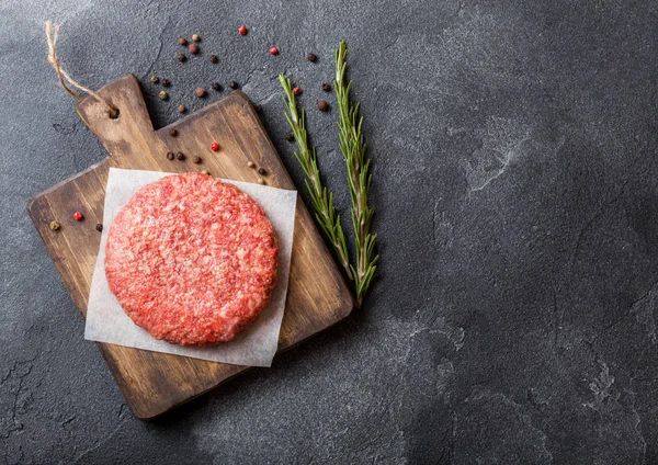 Hamburguesa Casera Picada Cruda Carne Res Parrilla Con Especias Hierbas — Foto de Stock