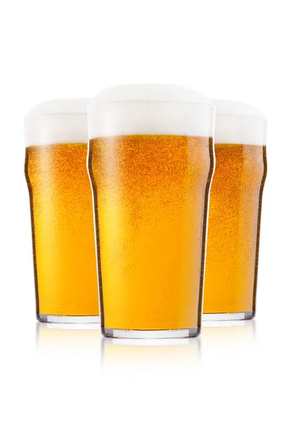 白色背景的泡沫和露水的啤酒的冷典雅的玻璃杯 — 图库照片