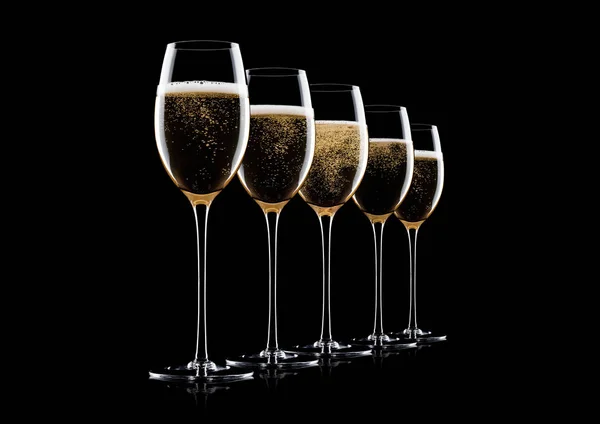 Eleganti Bicchieri Champagne Giallo Con Bolle Sfondo Nero Con Riflesso — Foto Stock