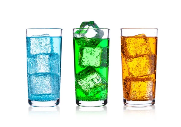 Vidro Bebida Gaseificada Energia Com Gelo Fundo Branco Azul Laranja — Fotografia de Stock