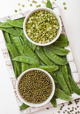 Mung fasulye ve bölünmüş peaswith ham organik mangetout beyaz mutfak artalanları vintage ahşap kutusunda kase