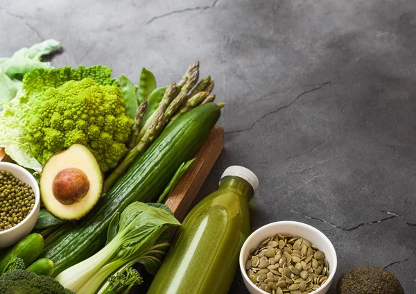 Assorted Green Toned Raw Organic Vegetables Dark Background Avocado Cauliflower — Stock Photo, Image