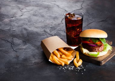 Taze et burger sosu ve sebze ve patates cipsi kişiler üzerine taş mutfak arka plan ile cola meşrubat bardak.