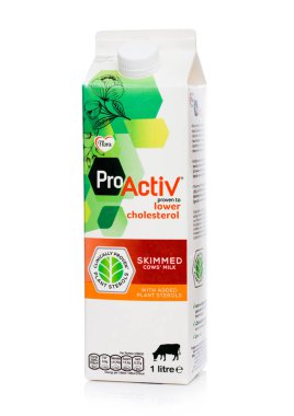 Londra, İngiltere - 05 Ekim 2018: Pack, Flora Pro Activ yağsız süt düşük kolesterol beyaz.