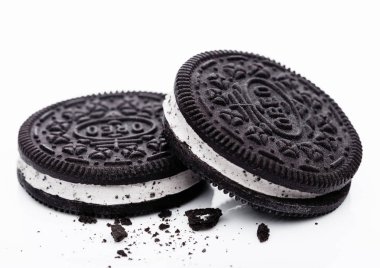 Londra, İngiltere - 05 Ekim 2018: Oreo Dondurmalı sandviç beyaz arka plan üzerinde.