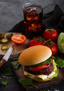 Taze et burger sosu ve sebze ve patates cipsi kişiler üzerine taş mutfak arka plan ile cola meşrubat bardak.