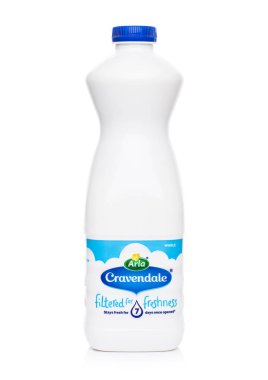 Londra, İngiltere - 05 Ekim 2018: Beyaz etikette Arla Cravendale tam yağlı süt mavi plastik şişe.