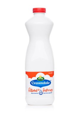 Londra, İngiltere - 05 Ekim 2018: Beyaz etikette Arla Cravendale yağsız süt kırmızı plastik şişe.