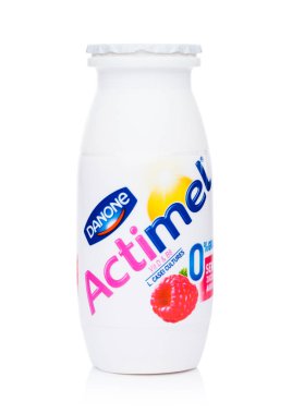 Londra, İngiltere - 05 Ekim 2018: Actimel probiyotik yoğurt türü içki ahududu lezzet ile plastik şişe. Fransız Danone şirketi tarafından üretilen