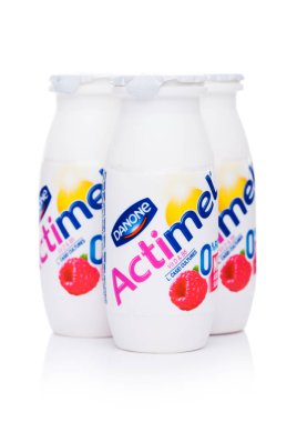 Londra, İngiltere - 05 Ekim 2018: Actimel probiyotik yoğurt plastik şişe içki ahududu lezzet ile yazın. Fransız Danone şirketi tarafından üretilen