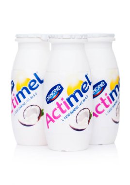 Londra, İngiltere - 05 Ekim 2018: Actimel probiyotik yoğurt plastik şişe içki Hindistan cevizi lezzet ile yazın. Fransız Danone şirketi tarafından üretilen