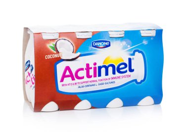Londra, İngiltere - 05 Ekim 2018: Pack Actimel probiyotik yoğurt türü içki ile Hindistan cevizi lezzet. Fransız Danone şirketi tarafından üretilen