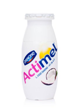 Londra, İngiltere - 05 Ekim 2018: Actimel probiyotik yoğurt türü içki Hindistan cevizi lezzet ile plastik şişe. Fransız Danone şirketi tarafından üretilen