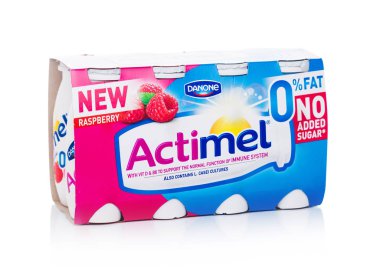 Londra, İngiltere - 05 Ekim 2018: Pack Actimel probiyotik yoğurt türü içki ahududu lezzet. Fransız Danone şirketi tarafından üretilen