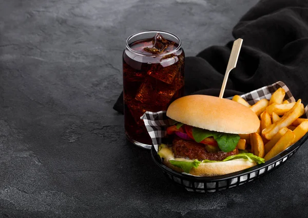 Hamburguesa Ternera Fresca Con Salsa Verduras Vaso Refresco Cola Con — Foto de Stock