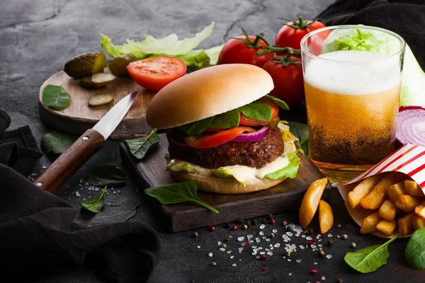 Hamburguesa Carne Fresca Con Salsa Verduras Vaso Cerveza Artesanal Lager —  Fotos de Stock