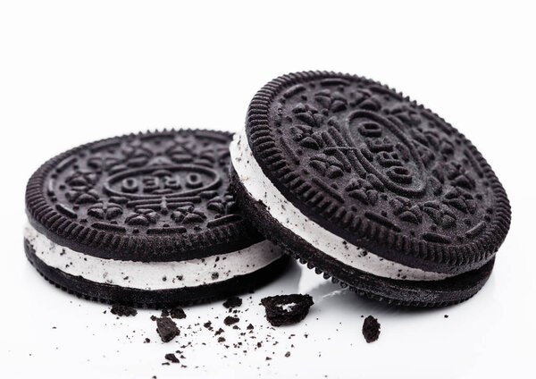 ЛОНДОН, Великобритания - 05 октября 2018 года: Сэндвич с мороженым Oreo на белом фоне
.