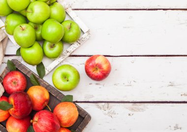 Taze organik kırmızı ve yeşil elma ahşap arka plan üzerinde vintage kutusunda. Metin için yer