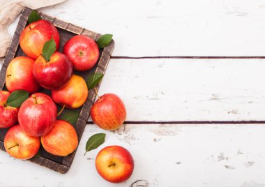 Taze organik kırmızı sağlıklı elma ahşap arka plan üzerinde vintage kutusunda. 