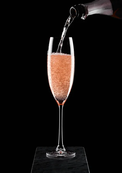 Rosa Rose Champagner Von Flasche Glas Auf Schwarzem Marmorbrett Auf — Stockfoto