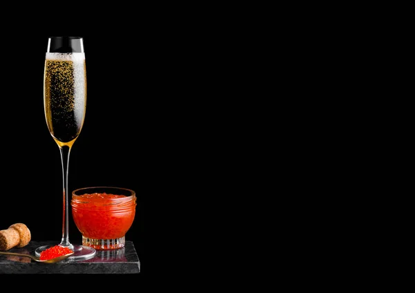Elegantes Glas Gelber Champagner Mit Rotem Kaviar Auf Goldenem Löffel — Stockfoto