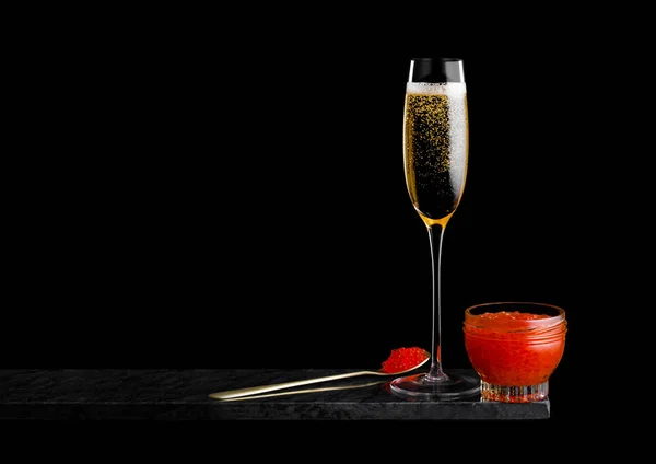 Elegante Copa Champán Amarillo Con Caviar Rojo Sobre Cuchara Dorada — Foto de Stock