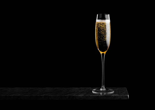 Elegant Glas Gula Champagne Med Bubblor Svart Marmor Ombord Svart — Stockfoto