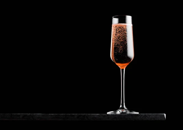 Elegante Bicchiere Rosa Rosa Champagne Con Bolle Tavola Marmo Nero — Foto Stock