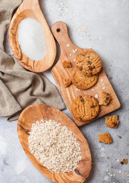 Gesunde Bio Haferkekse Mit Schokolade Auf Holzbrett Auf Steinernem Küchenhintergrund — Stockfoto