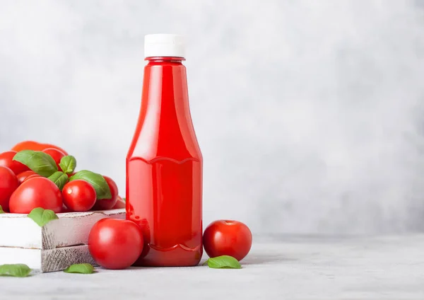 Plastbehållare Med Tomatsås Ketchup Med Råa Tomater Kök Bakgrund — Stockfoto