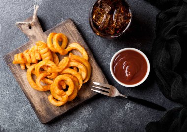 Kızartma fast food snack ketçap ve bardak kola mutfak zemin üzerine ahşap tahta üzerinde. Sağlıksız abur cubur