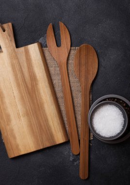 Kara taş üzerine kıyma kurulu ile vintage mutfak ahşap eşyaları arka plan masa. Üstten görünüm.