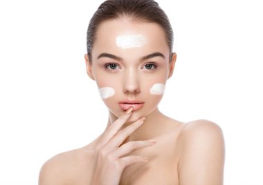 Yüz kremi sürmüş güzel bir kız. Beyaz arka planda doğal makyaj resmi.