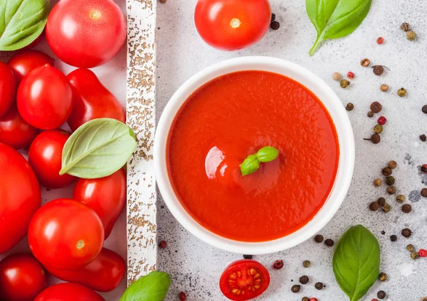 Verre Pâte Tomate Bio Fraîche Avec Tomates Crues Fraîches Basilic — Photo