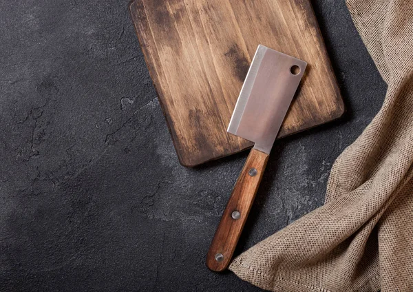 复古木制切割板 带毛巾和肉斧 厨房烹饪概念 文本空间 — 图库照片
