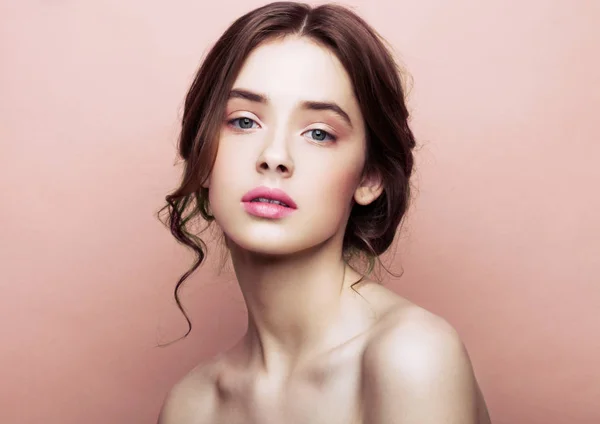 Beauty Schattig Mode Model Met Natuurlijke Make Roze Achtergrond — Stockfoto