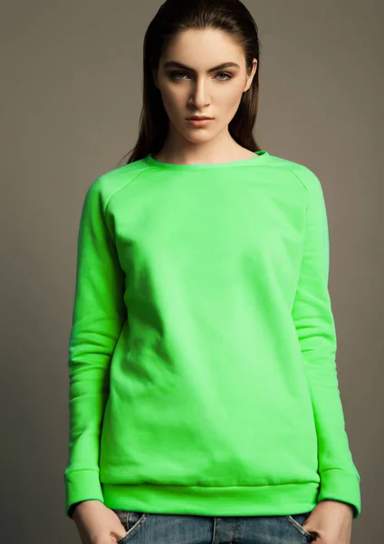 Hermosa Modelo Moda Con Jersey Verde Sobre Fondo Gris — Foto de Stock